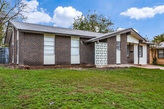 Building Photo - 203 N Forest Crest Dr