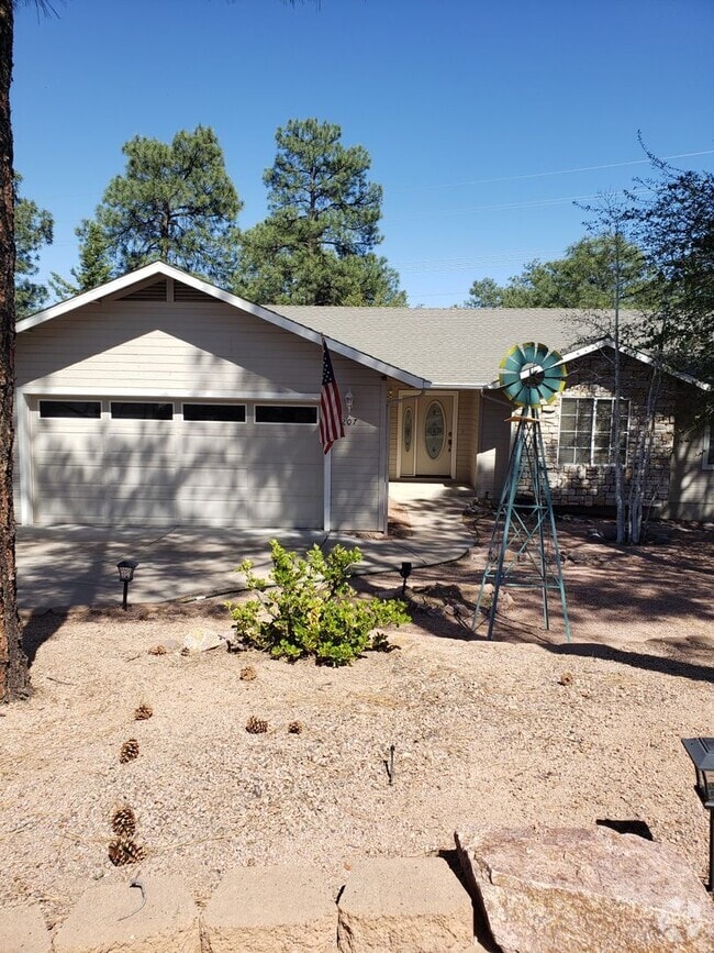 Building Photo - Super Clean 3 Bed / 2 Bath with RV parking