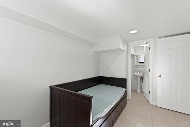 Building Photo - 510 E Nelson Ave