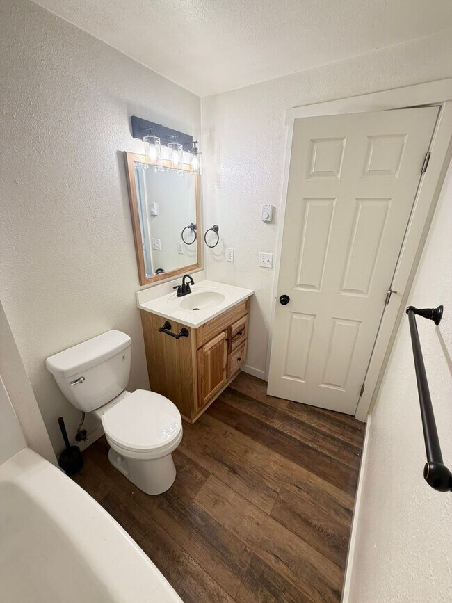 Building Photo - 2 Bedroom Town House!