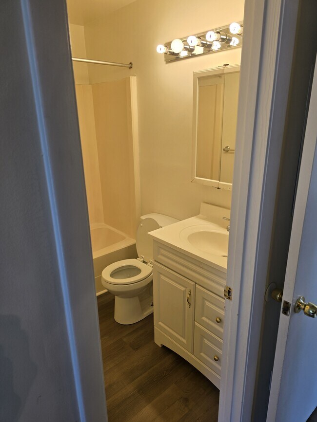 Building Photo - 5649 Summit Arch