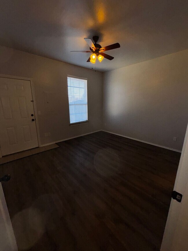 Building Photo - 3BR 2BA duplex with 2 car garage in Yukon!!