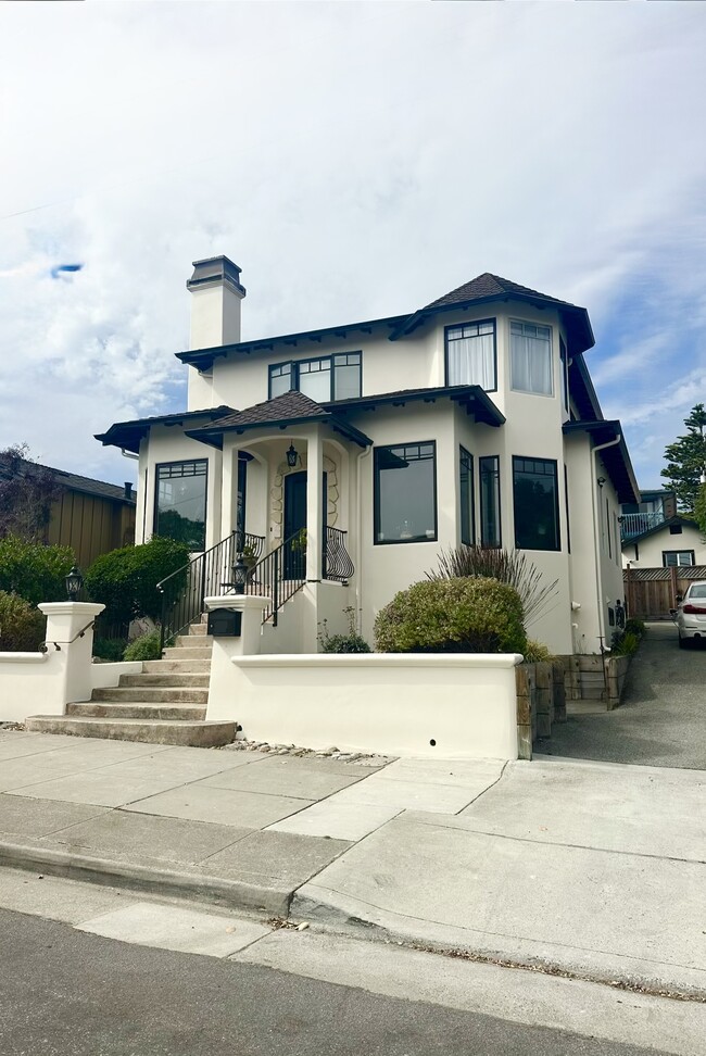Building Photo - 725 Laine St