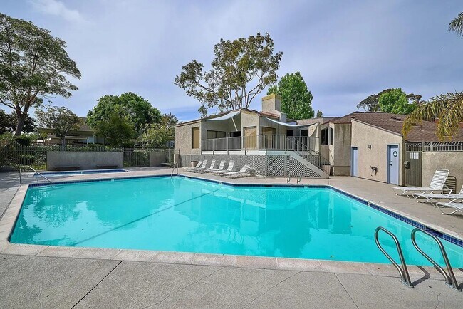 Building Photo - Beautiful bright townhome in Tierrasanta