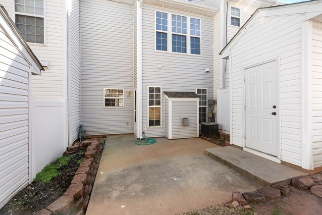 Building Photo - 3 Bed / 2 Bath Spring Crossing Subdivision...