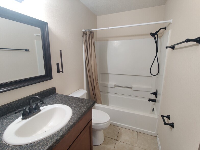 Building Photo - 420 Sawtooth St SE