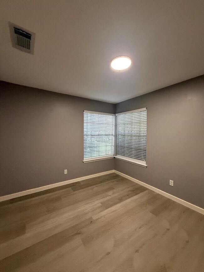 Building Photo - 1019 Western Springs Dr