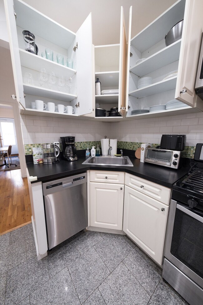 Building Photo - 305 E 104th St