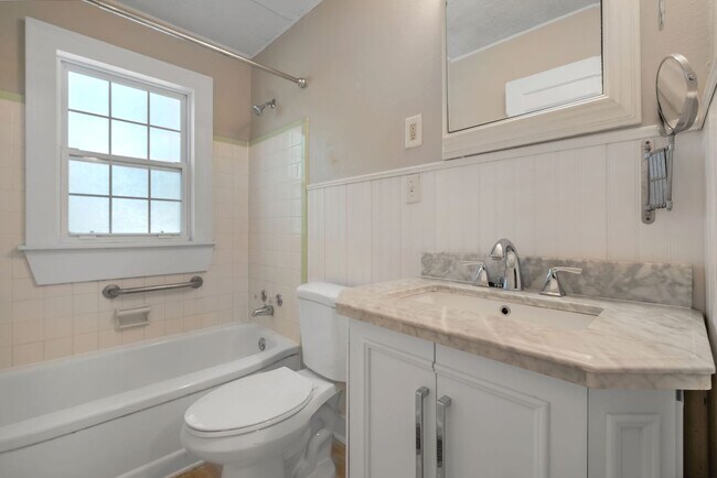 Building Photo - Charming Midtown Apartment