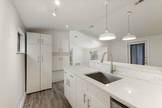 Building Photo - 121 W Woodlawn Ave