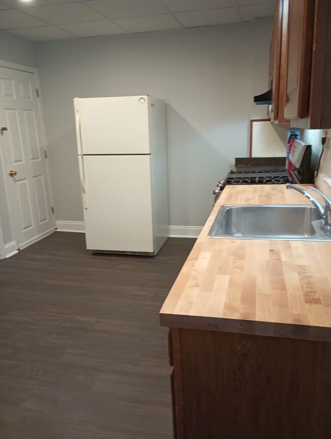 Building Photo - 865 Lancaster Ave