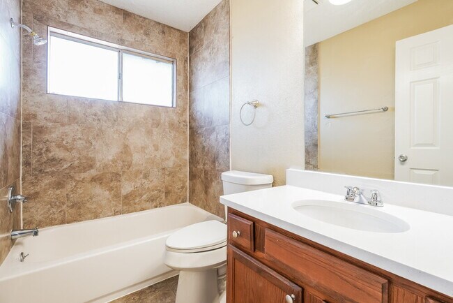 Building Photo - 1433 Grovecrest Dr