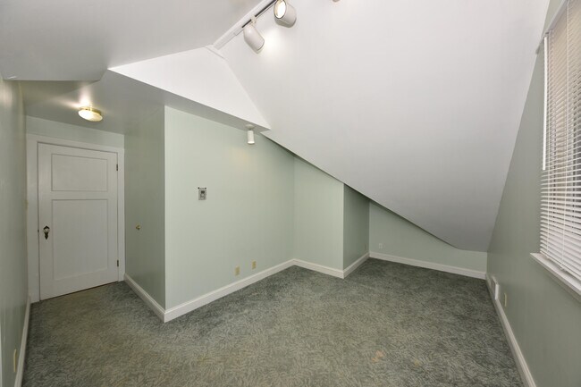 Building Photo - 309 W Washington St