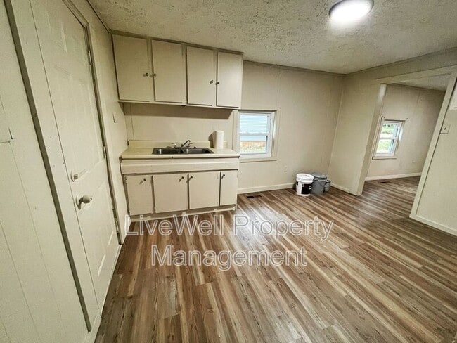 Building Photo - 412 E 6th St