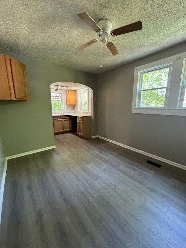 Building Photo - Charming 2 Bedroom 1 Bath close to Wendover and 29!