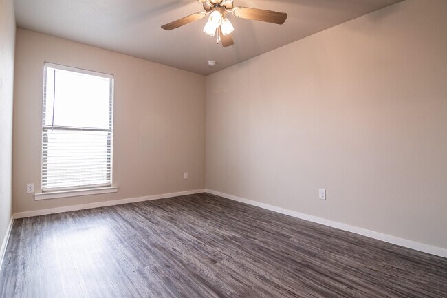 Building Photo - 2127 N Texas Ave