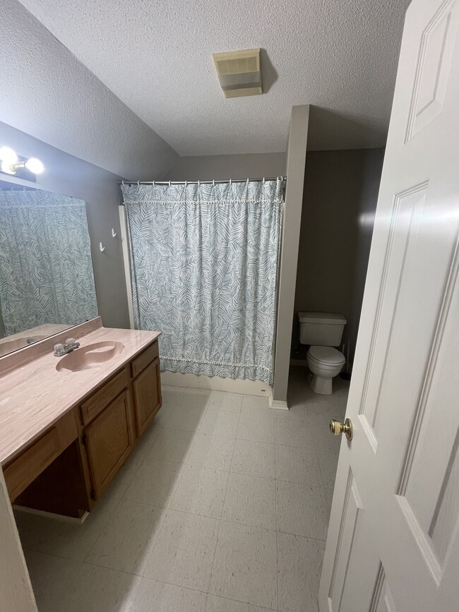 Building Photo - 6 Hollycrest Blvd