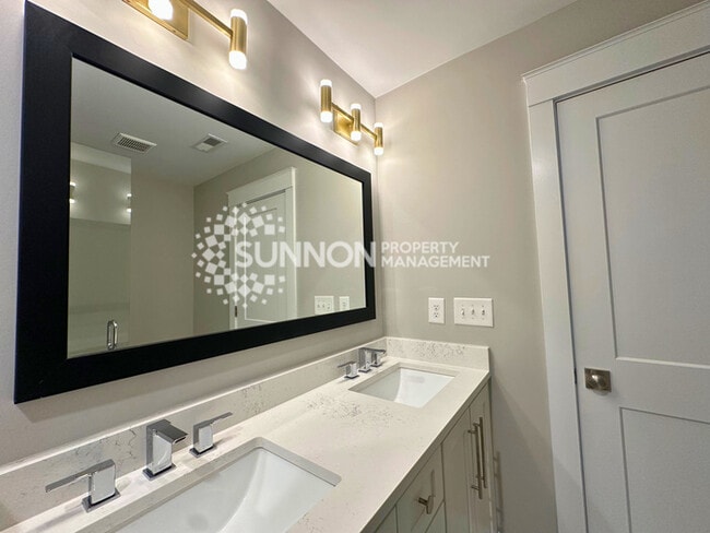 Building Photo - Modern 3-Story Townhome in the Heart of Plaza-Midwood - Walk to Everyt