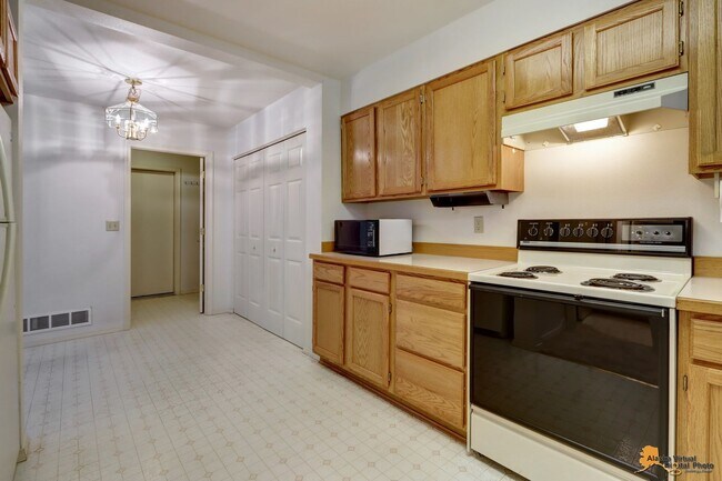 Building Photo - East Anchorage Condo with Fenced in Yard, ...