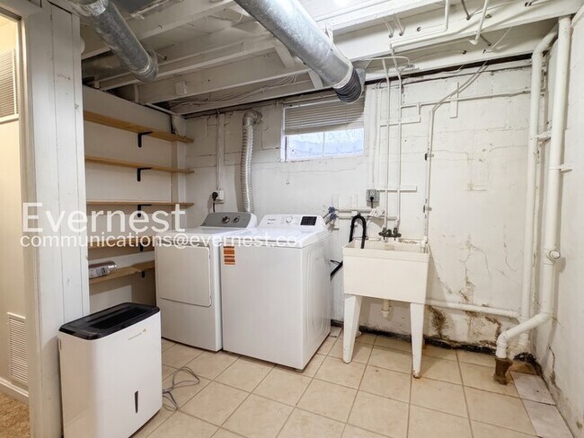 Building Photo - 4-Bed/2-Bath Home with Fenced Yard/ Available Soon!