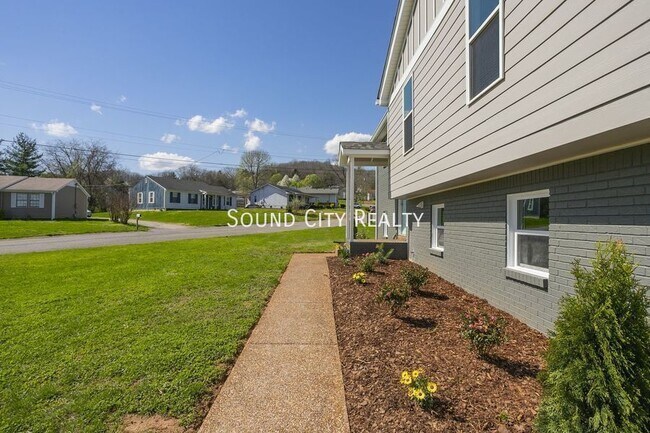 Building Photo - 1608 Autumn Ridge Dr