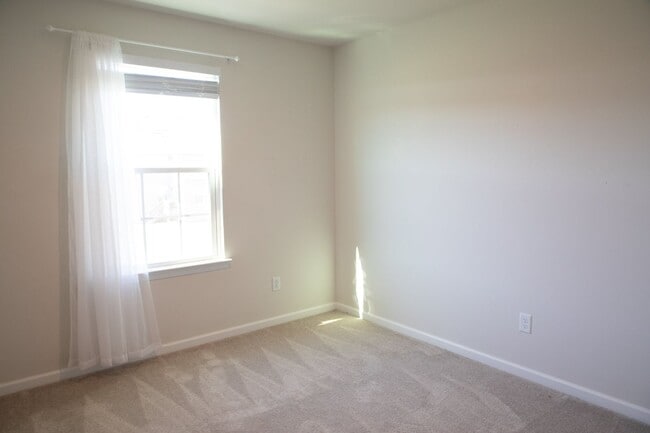 Building Photo - 4 Bedroom, 2.5 Bath Home w/ Fenced Backyard and 2 Car Garage