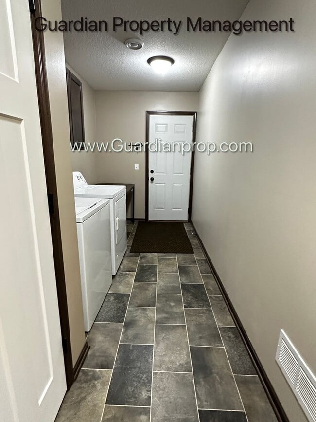 Building Photo - Lakeville Corner Unit, Walk out Patio, 2 C...