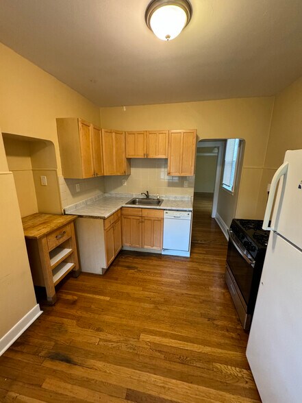 Building Photo - 61 Strathmore Rd