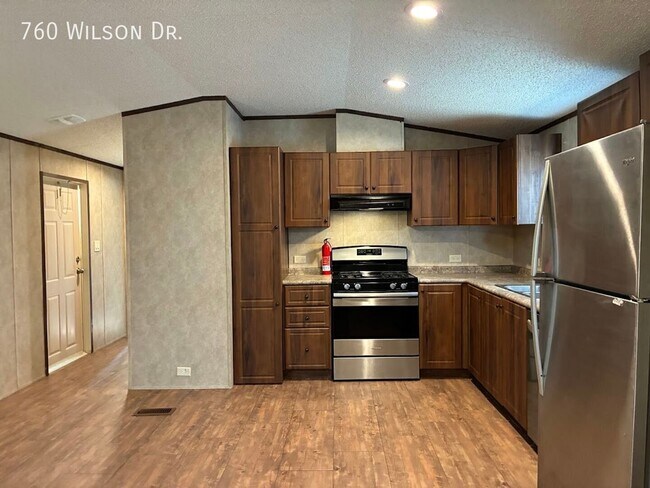 Building Photo - 760 Wilson Dr