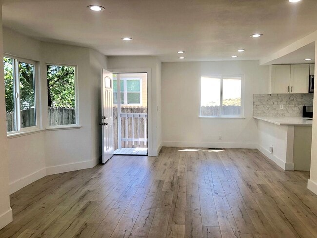 Building Photo - 3 Bedroom Townhome For Rent