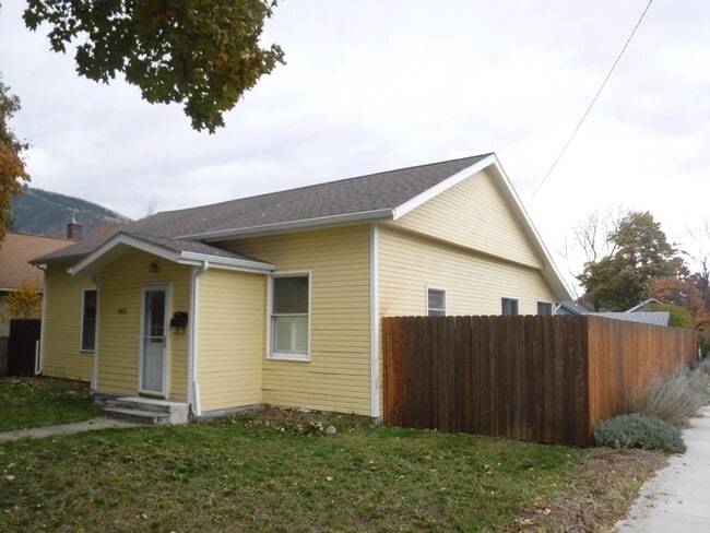 Building Photo - Rattlesnake area house
