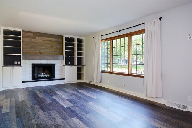 Building Photo - Beautiful 3-Bed 3-Bath Home in Golden Valley - Available 6/1!
