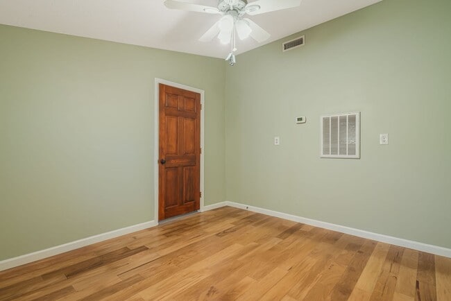 Building Photo - Rare 1-Bedroom in Fairview with Bonus Room...