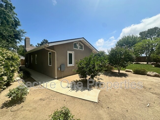 Building Photo - 1695 Berkshire Dr