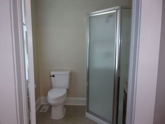 Building Photo - 4 Bedroom 2 Bath Home Blocks to Downtown R...