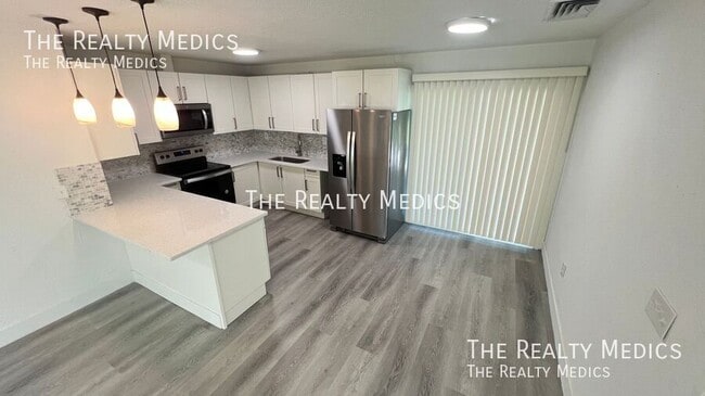 Building Photo - 2530 N Palm Dr