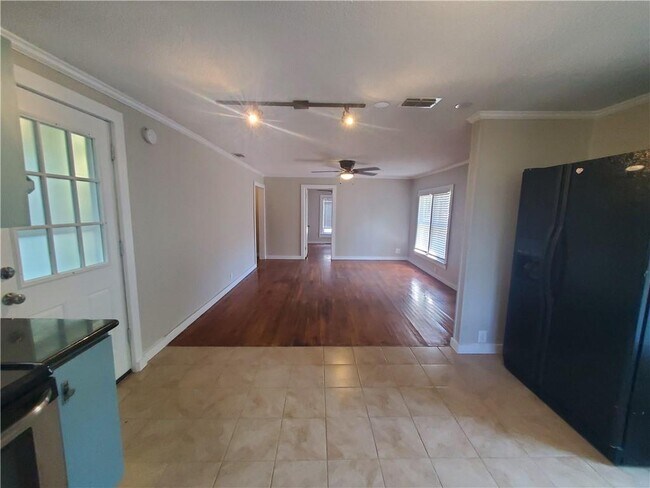 Building Photo - 5430 Greenleaf Rd