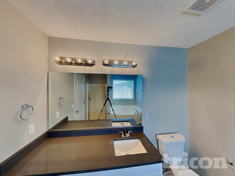 Building Photo - 6103 Glen Way Dr