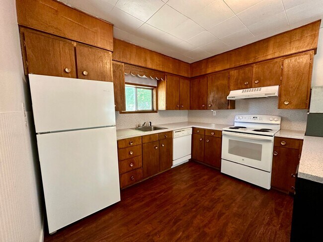 Building Photo - Cottage Style 1 Bed Home with a Large Yard...
