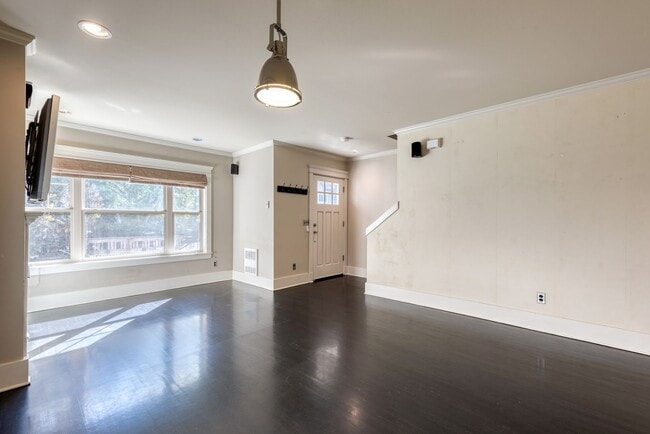 Building Photo - Capitol Hill Townhouse