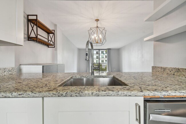 Building Photo - Charming 1 Bed, 2 Bath Condo in the Vibran...