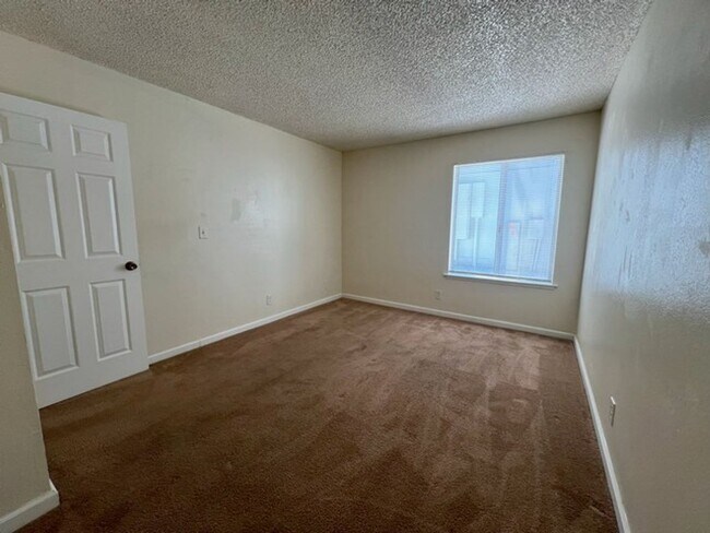 Building Photo - Ground Floor Two Bedroom with Community...