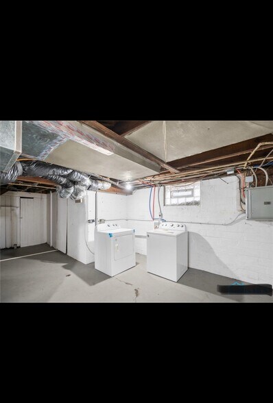 Basement washer dryer - 476 Shasta Dr