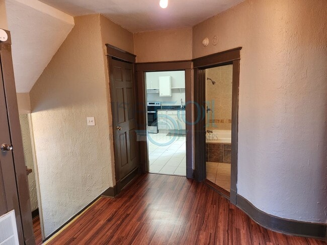 Building Photo - Historical 3 Bedroom 1 Bathroom!