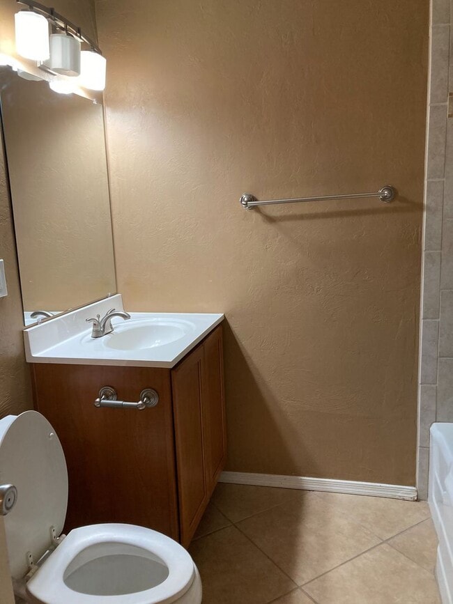 Building Photo - Central 3 Bedroom