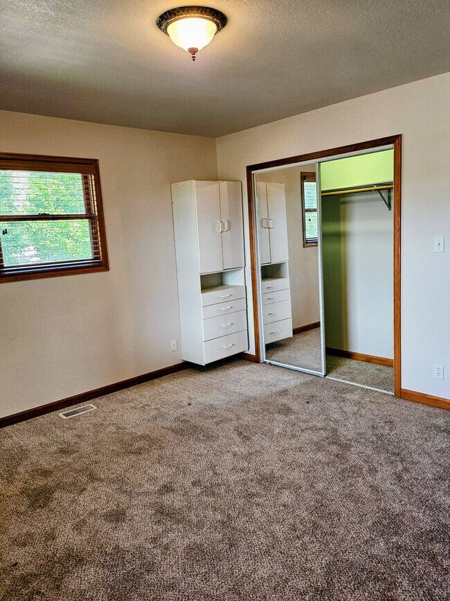 Building Photo - ALL PROSPECTIVE TENANTS MUST SUBMIT A $58 ...