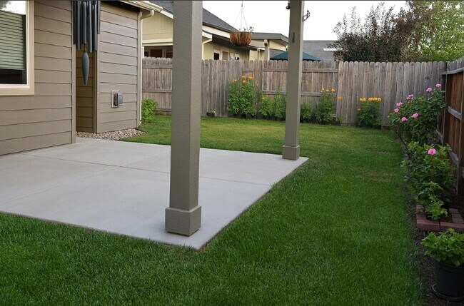 Building Photo - MOVE IN SPECIAL - $500 OFF 1st Month's REN...