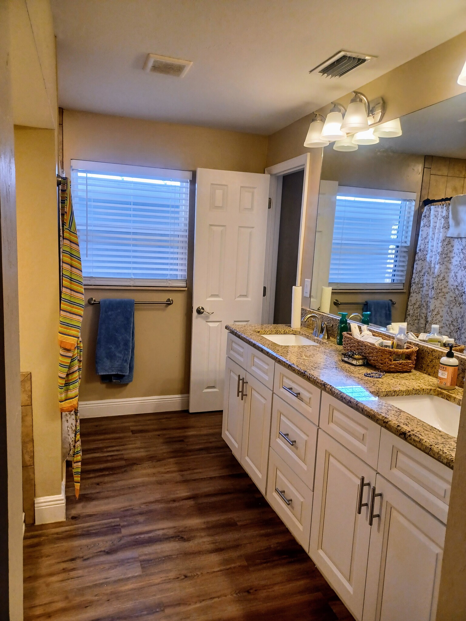 Great main bathroom that is part of the main suite. Double sinks, granite counter top, tub & shower. - 12080 Moss Dr