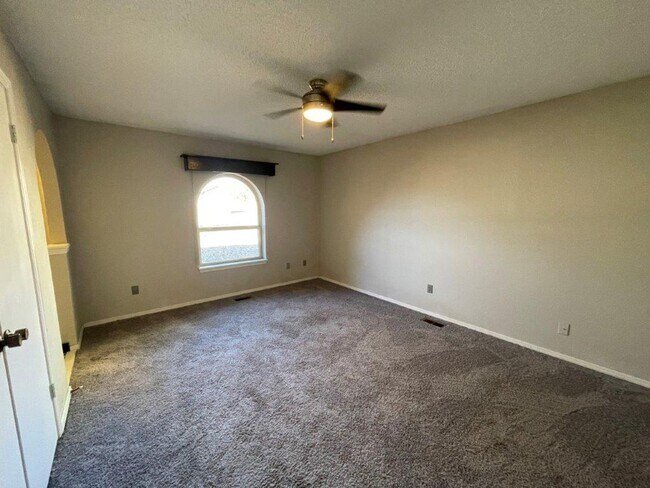 Building Photo - 3 bed 2 bath, 2 car with wood floors, fenc...