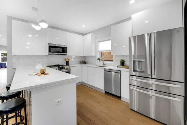 Building Photo - 4721 W Warwick Ave